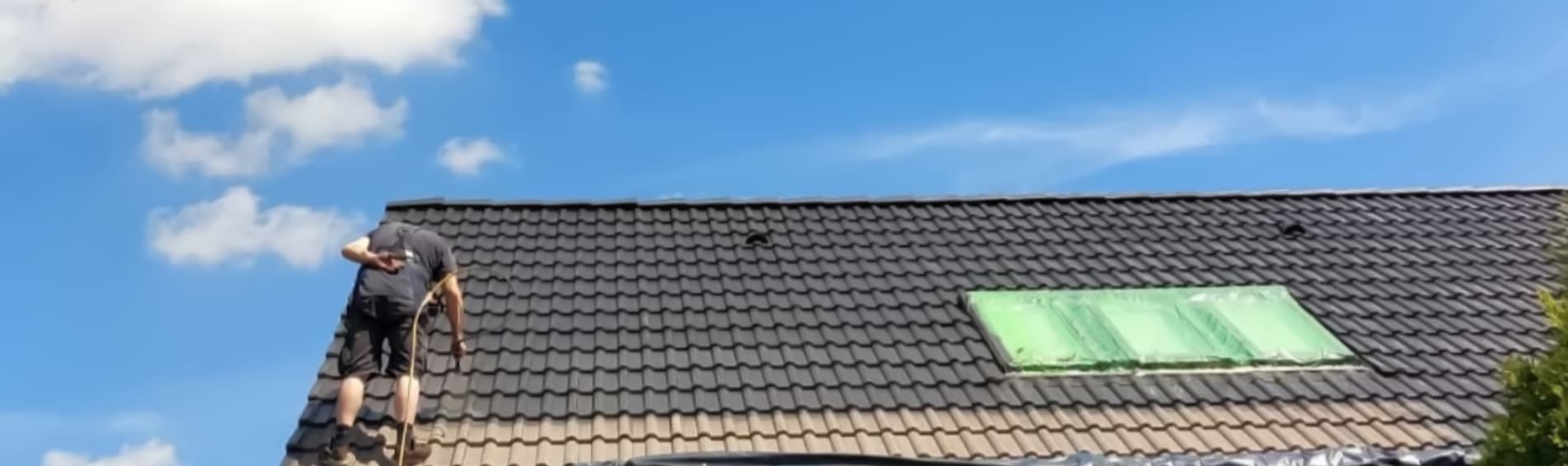 Professionelle Dachreinigung eines mit Dachziegeln gedeckten Satteldaches - Dachreinigung Hamburg